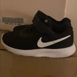 Nike tanjun sneakers black with white nike mark